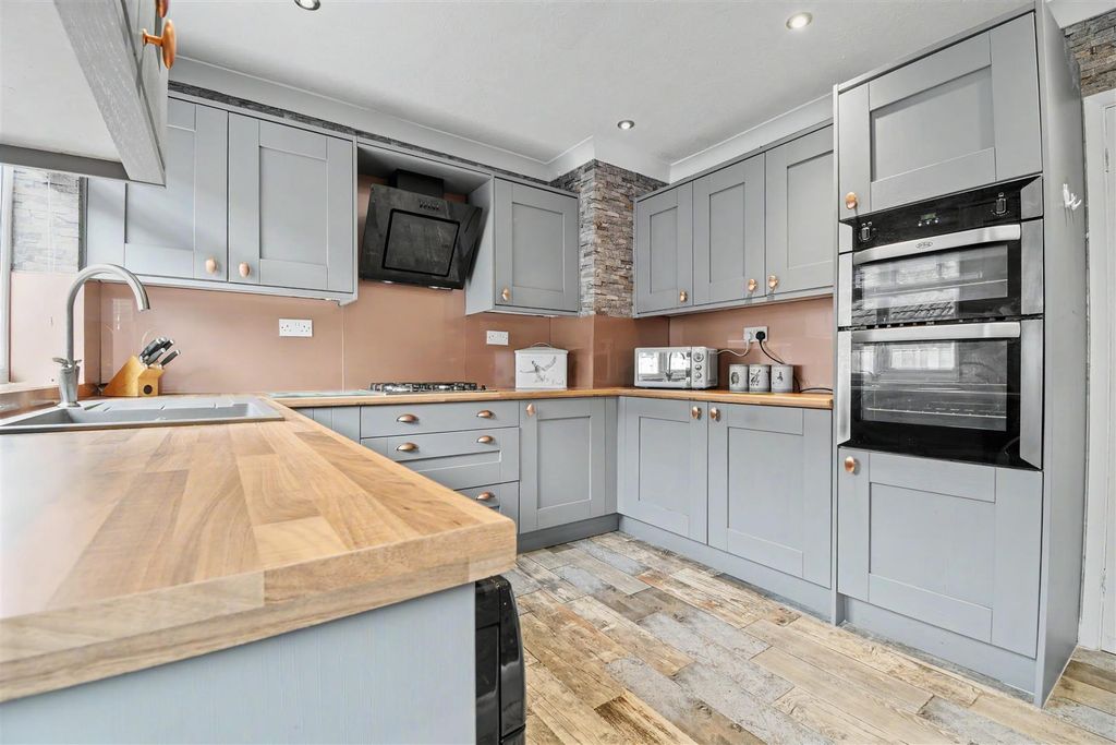 Property photo 3 of 25 Kitchen