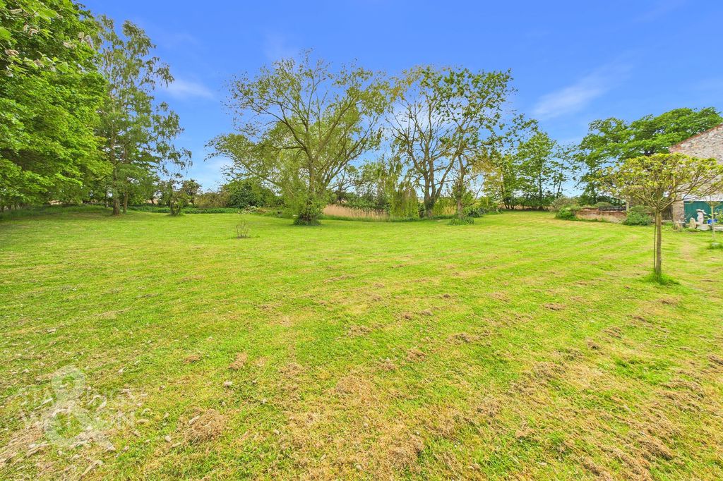 Property photo 2 of 40