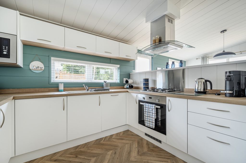 Property photo 2 of 21 1324170-13-6888dc...