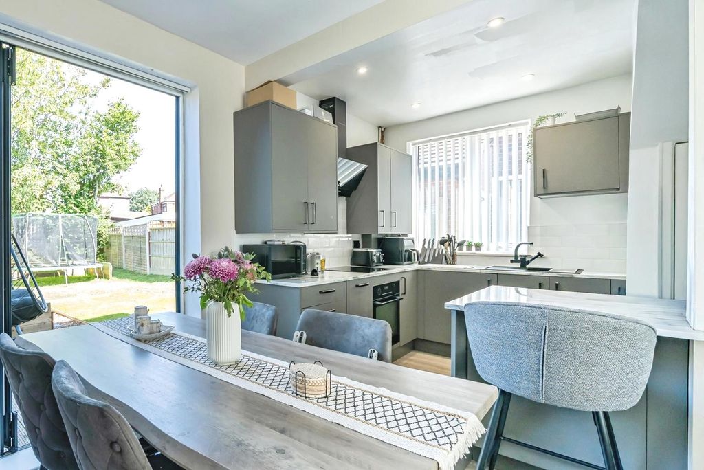 Property photo 1 of 17 Dining Kitchen