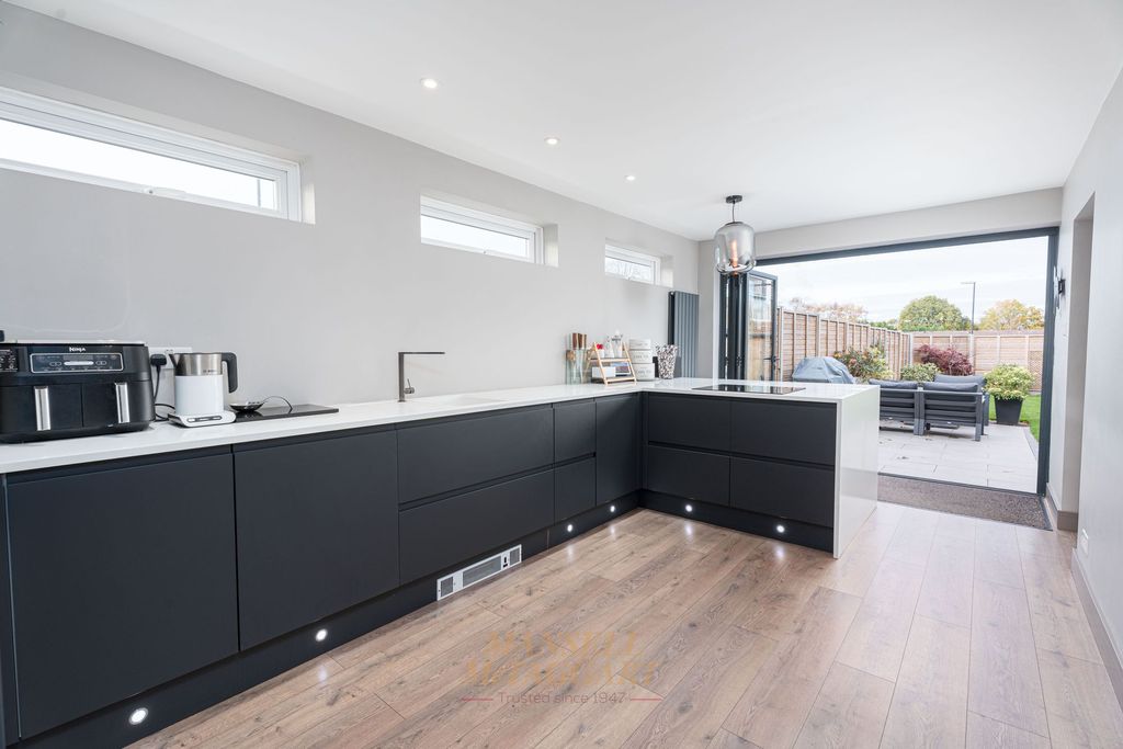 Property photo 2 of 27