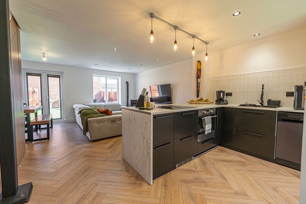 Property photo 2 of 31