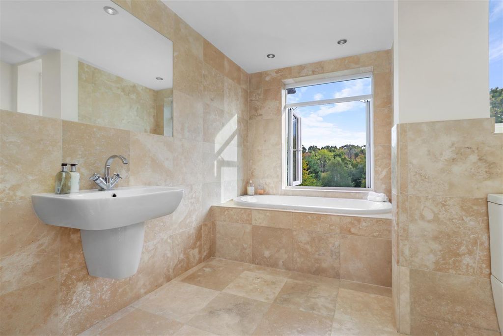 Property photo 3 of 17 Bathroom