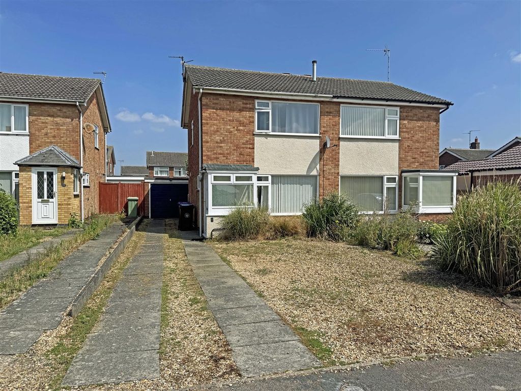 Property photo 1 of 11 Troon Close, Stamford