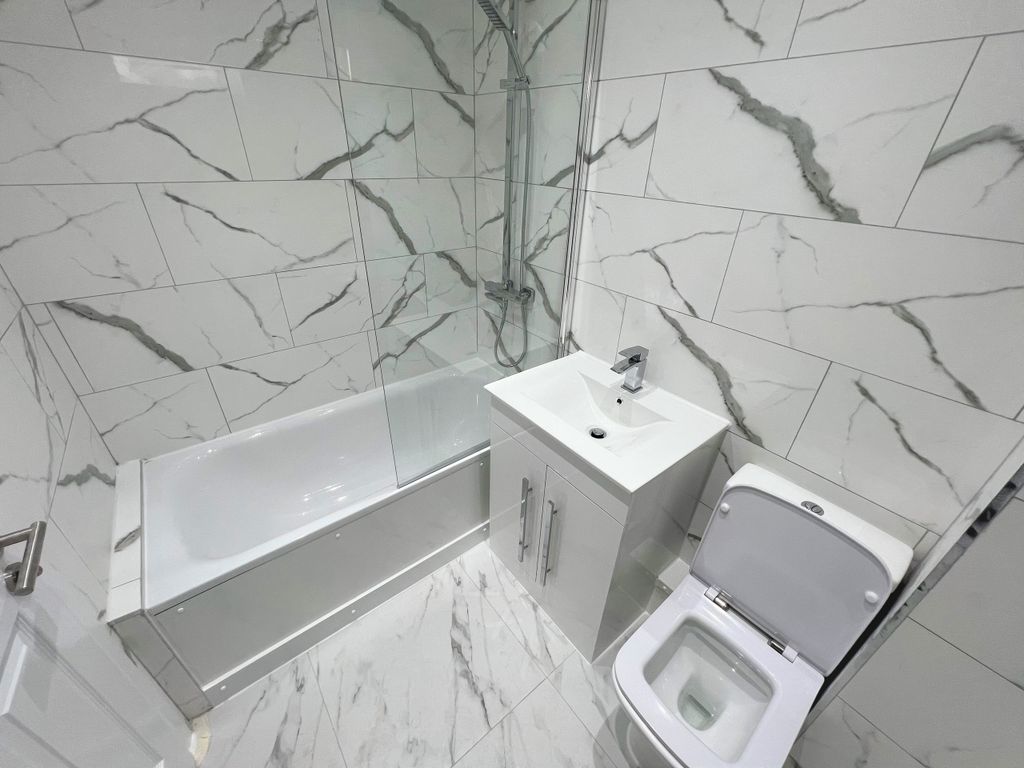 Property photo 1 of 9 Bathroom 2