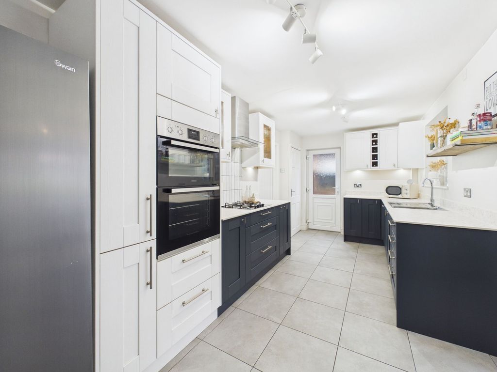 Property photo 3 of 18 Kitchen