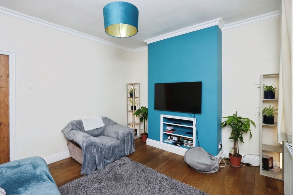 Property photo 2 of 16 Lounge