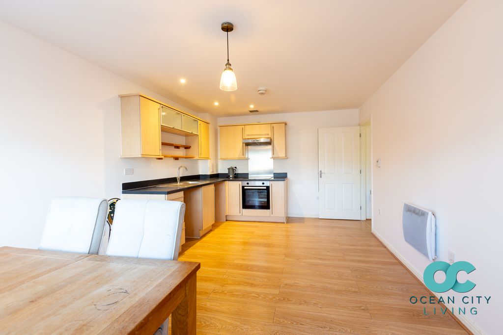 Property photo 3 of 14 Living Room/Kitchen