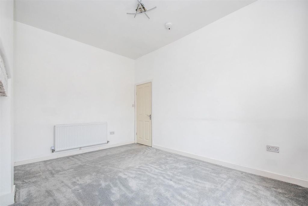 Property photo 3 of 14 Lounge