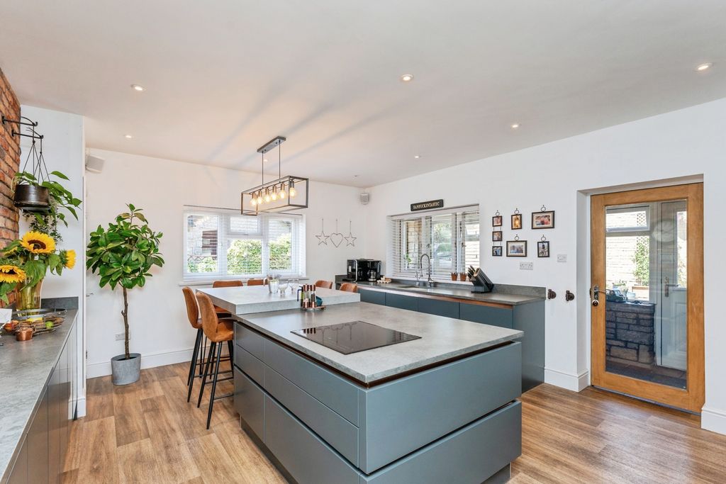 Property photo 2 of 31 Pbox-Img.Jpg