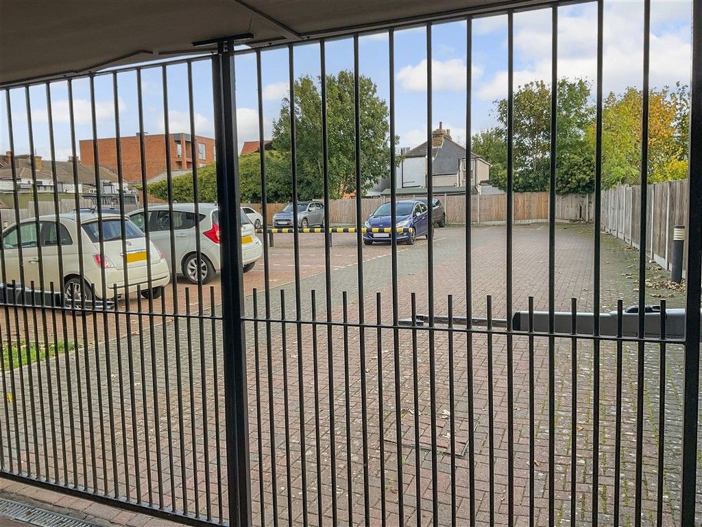 Property photo 2 of 7 Parking