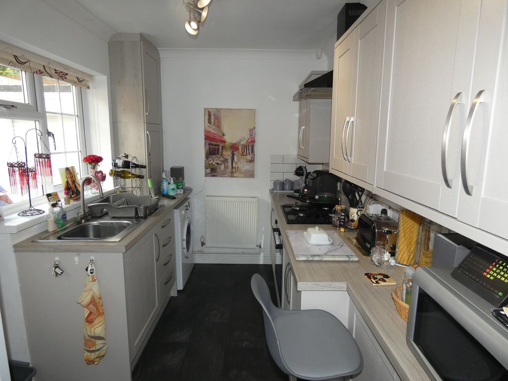 Property photo 3 of 8 Kitchen