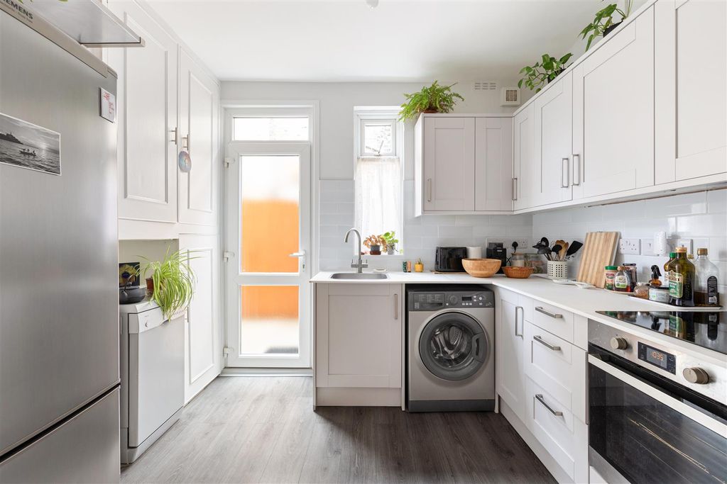 Property photo 3 of 25 Brettenham Road, E17