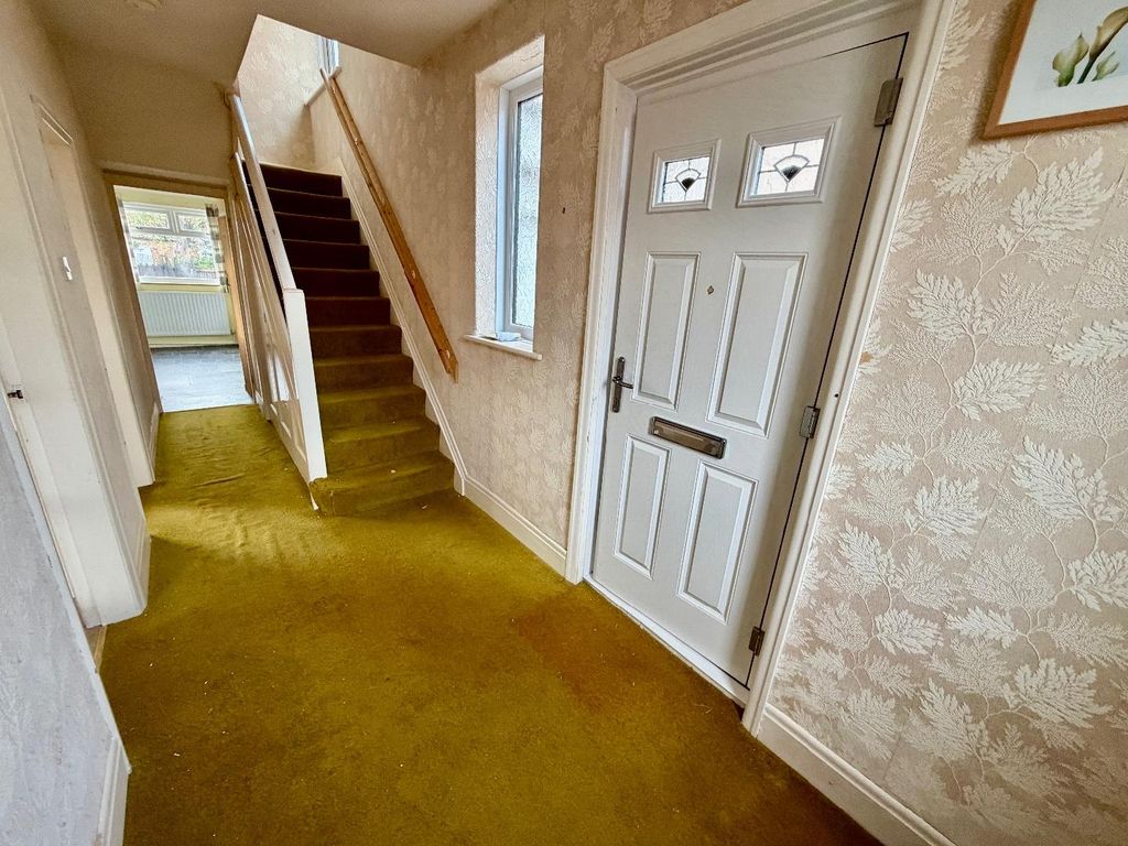 Property photo 2 of 10 Hallway