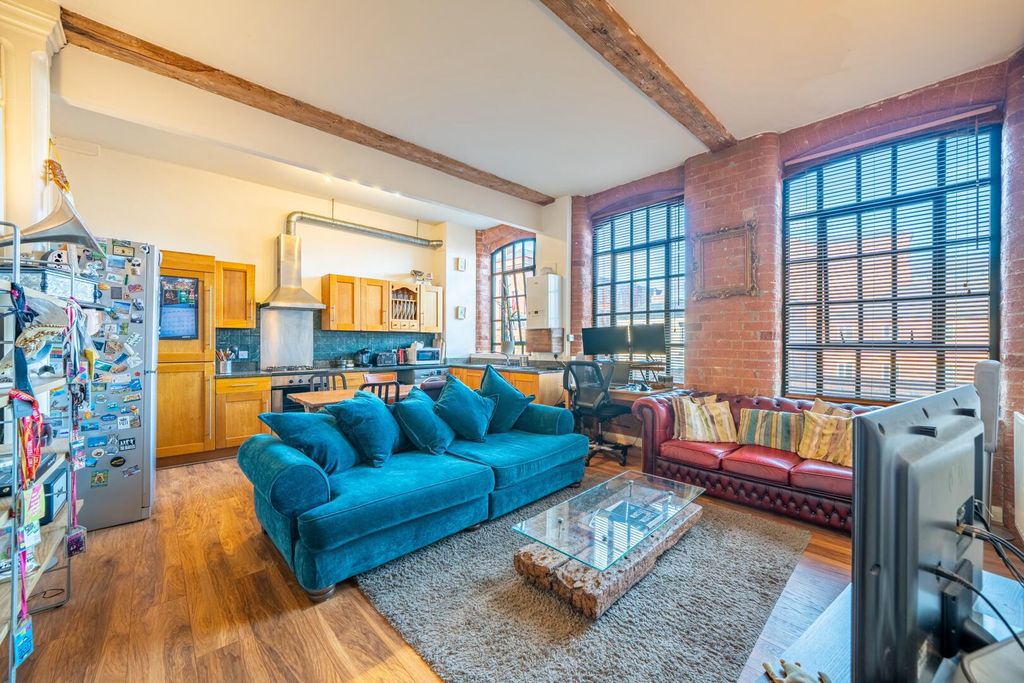 Property photo 2 of 17 Living Room