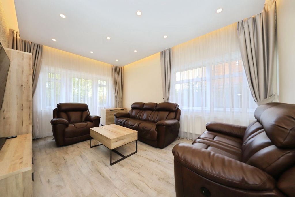 Property photo 2 of 21 Lounge
