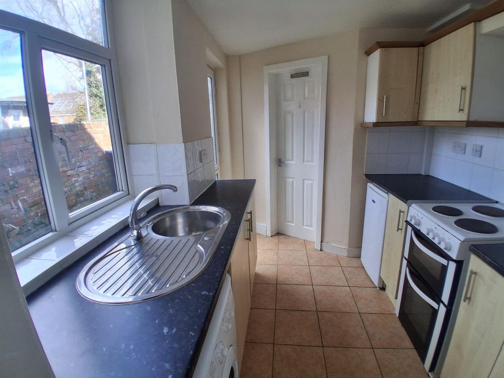 Property photo 3 of 8 Kitchen