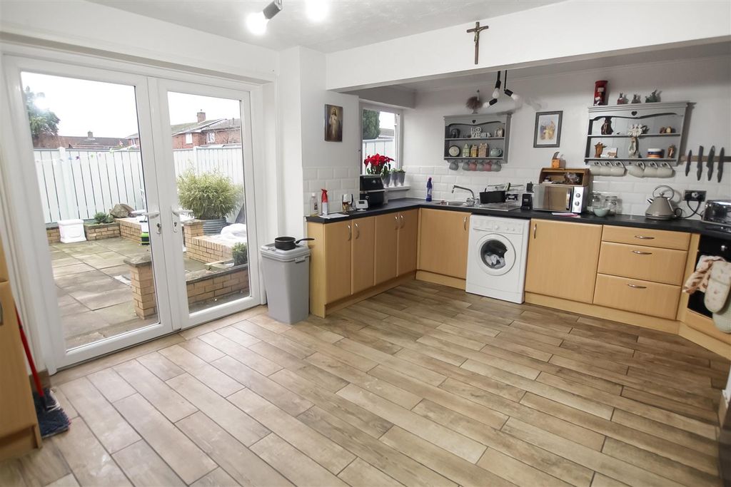 Property photo 2 of 10 Kitchen/Dining Room