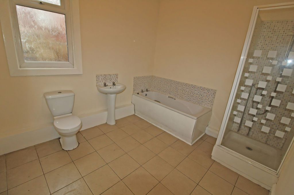 Property photo 3 of 7 Bathroom