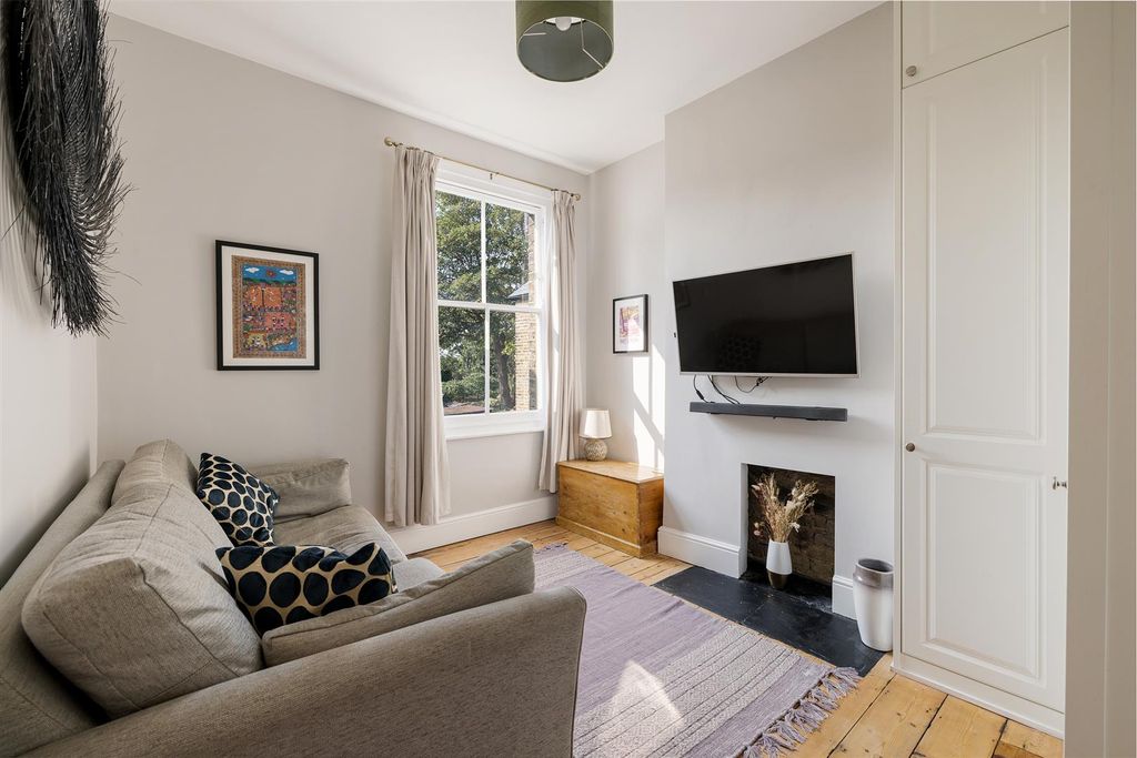 Property photo 2 of 30 Capel Road, E7