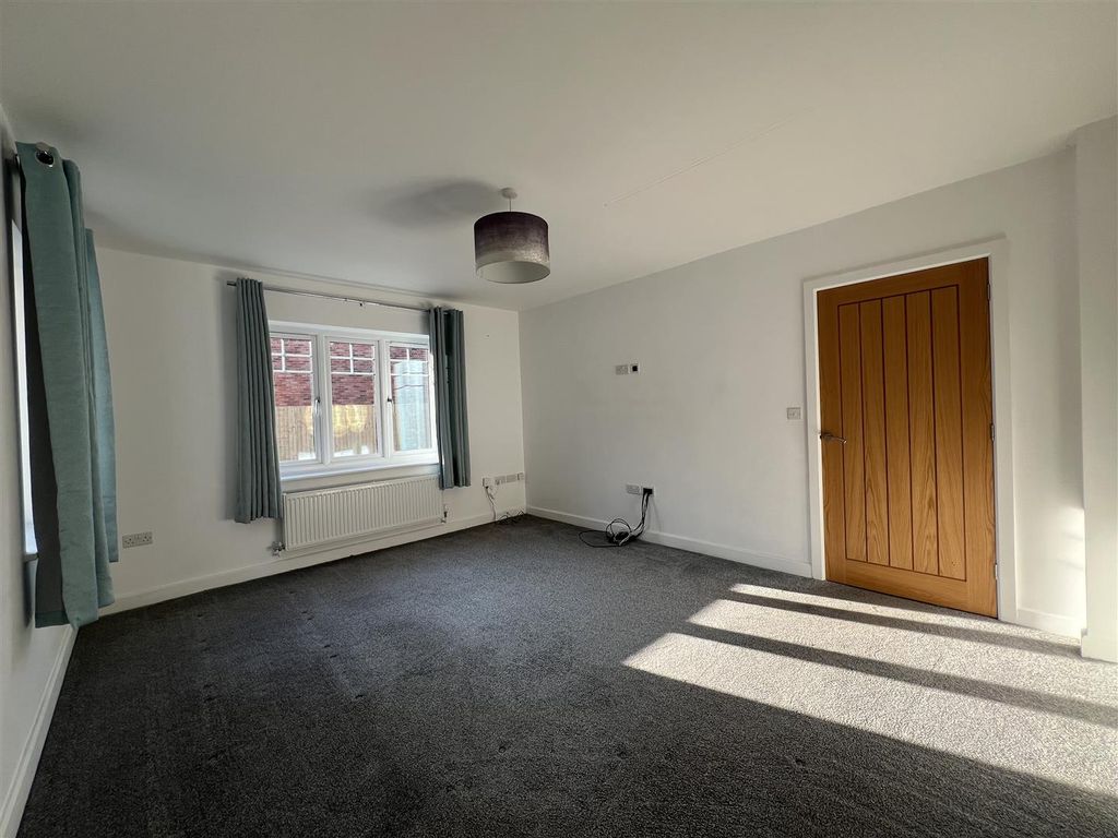 Property photo 3 of 17 Living Room