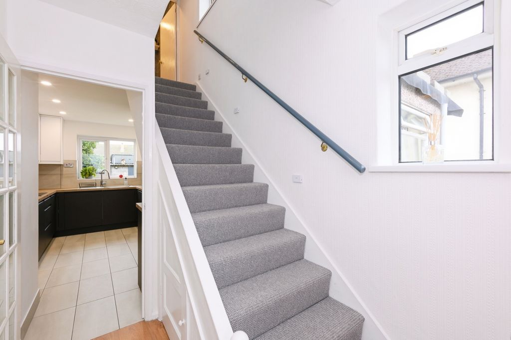 Property photo 2 of 10 Entrance Hall