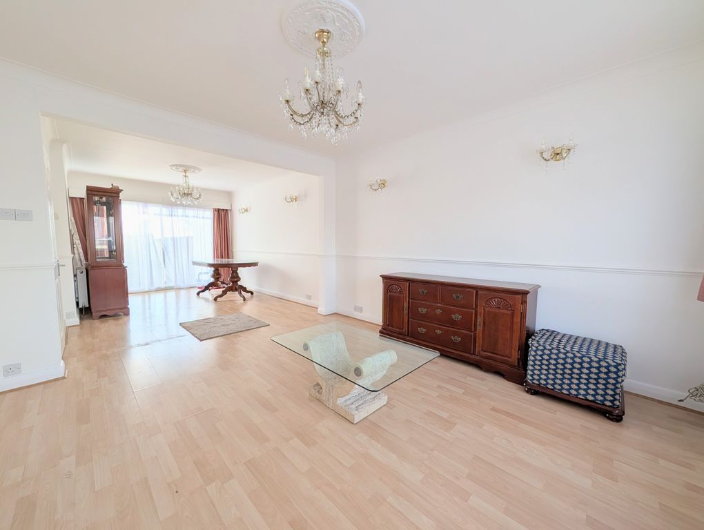 Property photo 2 of 19 Through-Lounge