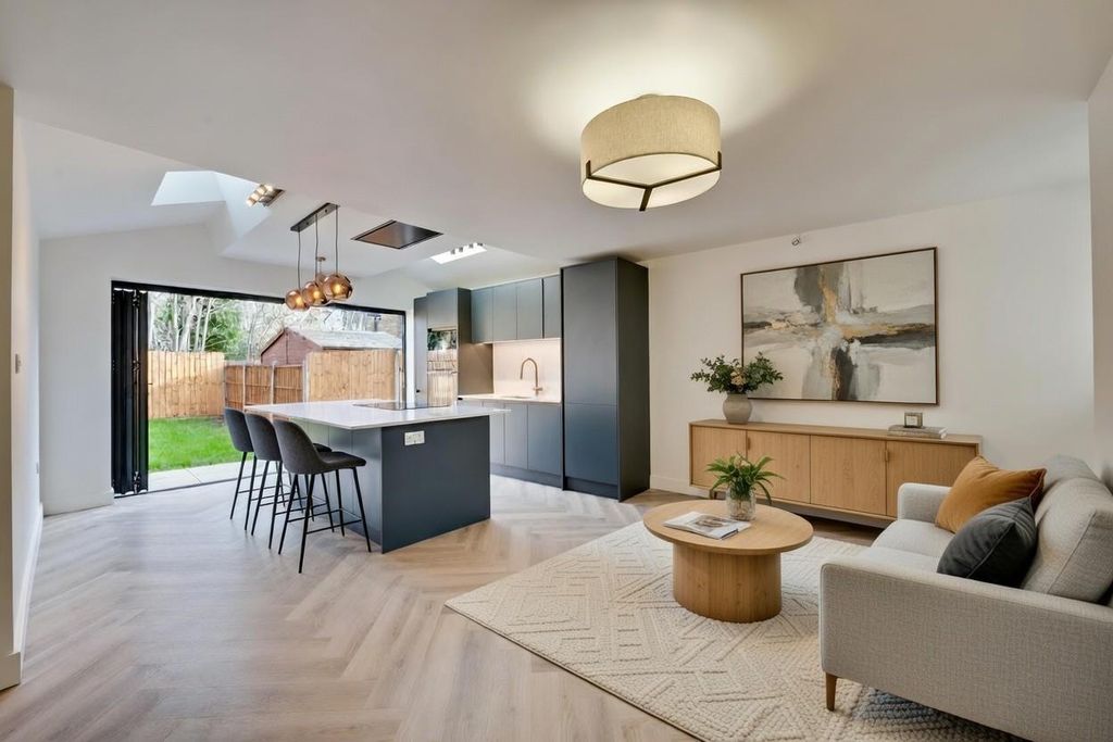 Property photo 2 of 22 Lounge 2.Jpg