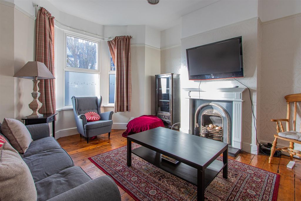 Property photo 2 of 18 Kings Road 112-2.Jpg