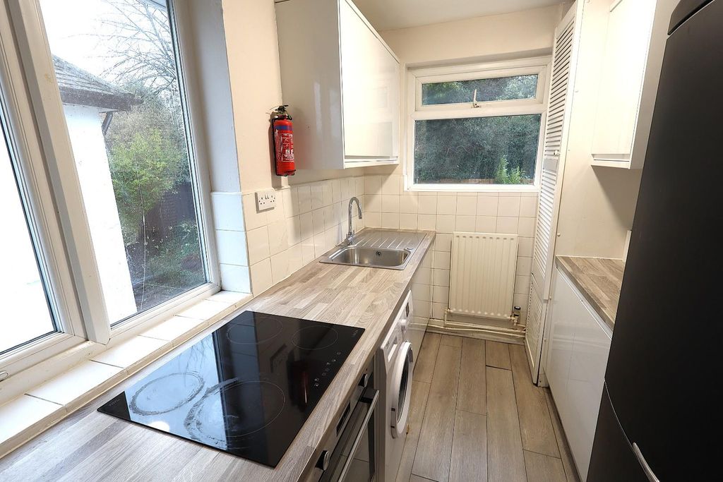 Property photo 3 of 8 Kitchen