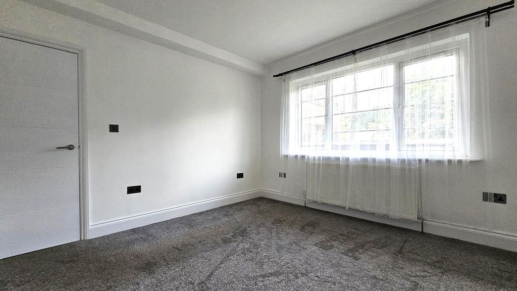 Property photo 3 of 11 5433703