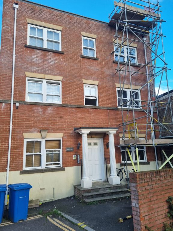 Property photo 1 of 6 1 Bedroom Flat, Long Let Offered In Poole Centre