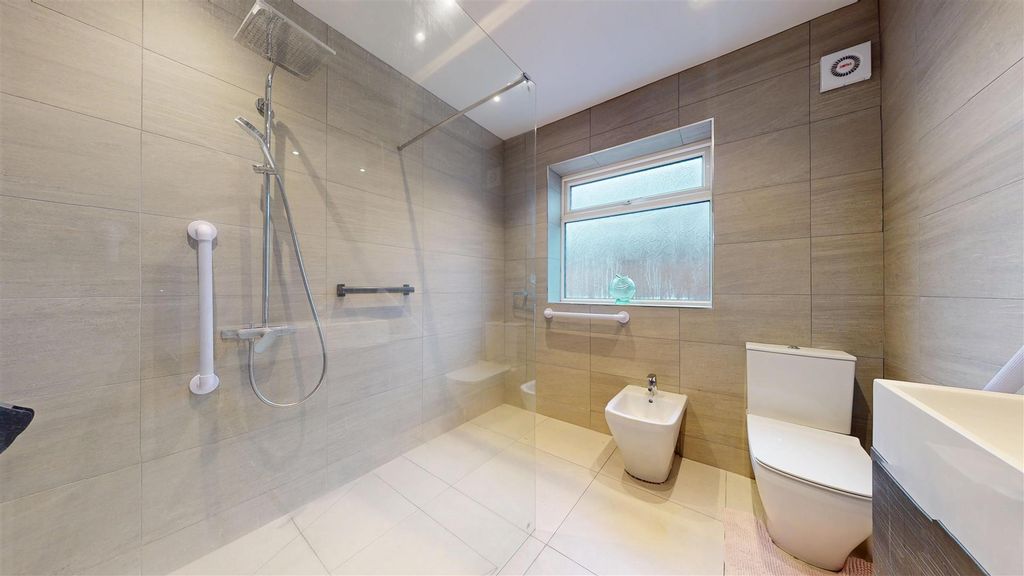 Property photo 3 of 27 Villiers Crescent Bathroom