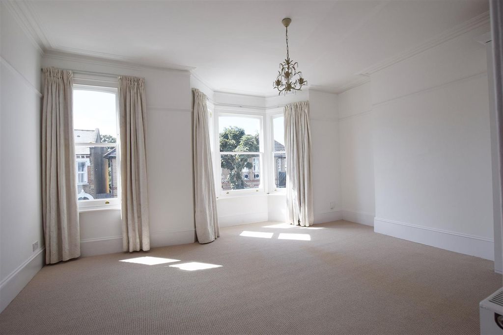 Property photo 3 of 11 12Solentroadbed1.Jpg