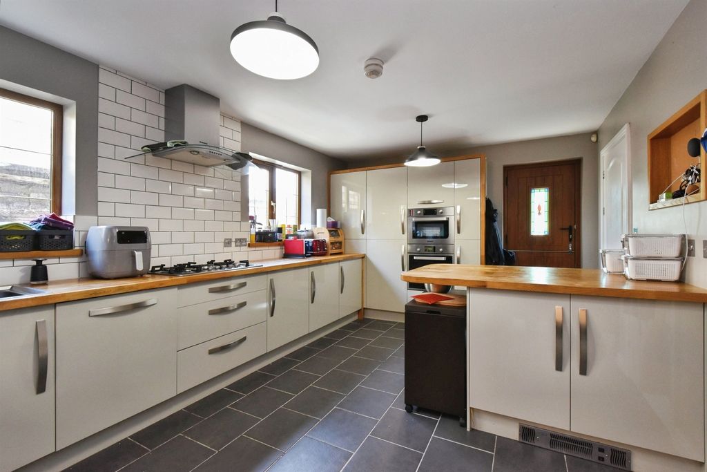 Property photo 1 of 25