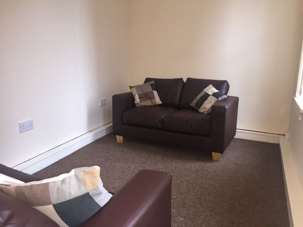 Property photo 2 of 8 Lounge