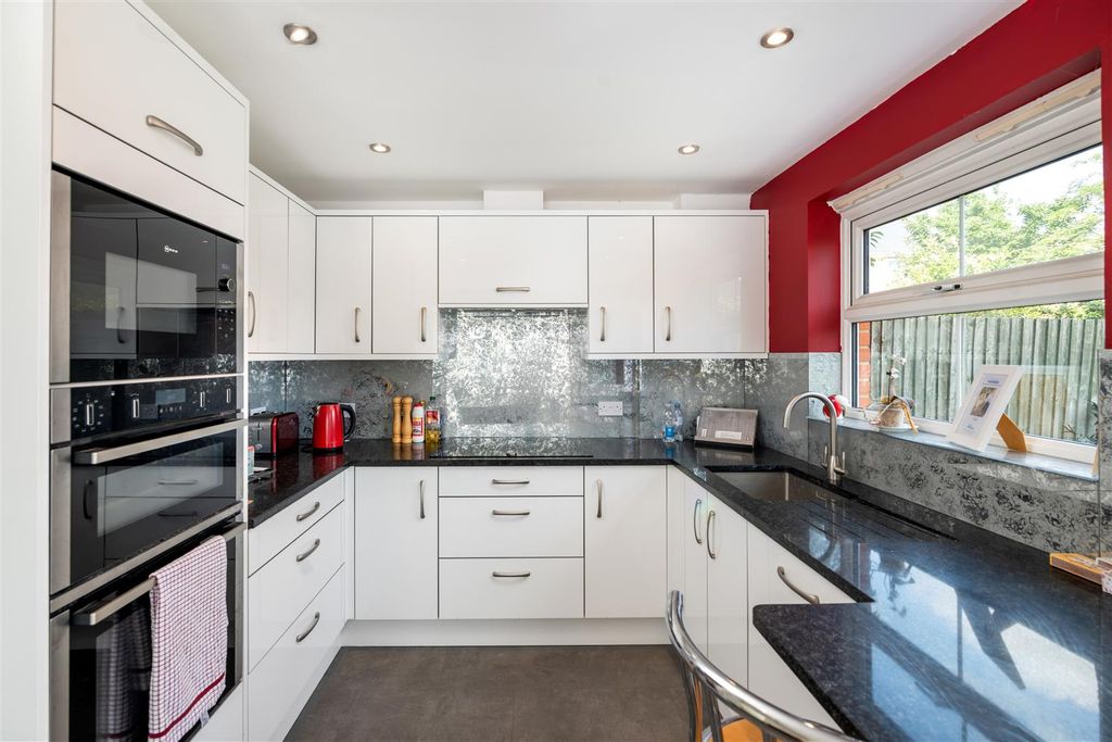 Property photo 2 of 19 6 Burrage Road Internals16.Jpg