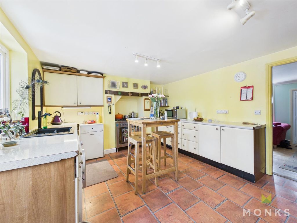 Property photo 3 of 11 Cam01420G0-Pr0757-Still009.Jpg