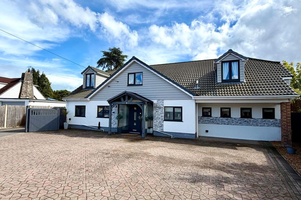 Property photo 1 of 34 5 Bedroom Chalet Bungalow