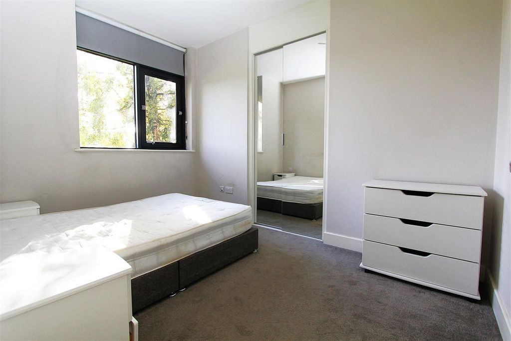 Property photo 3 of 6 Bright Modern Bedroom With Great Storage....