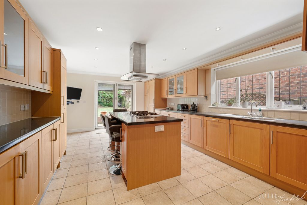 Property photo 2 of 28