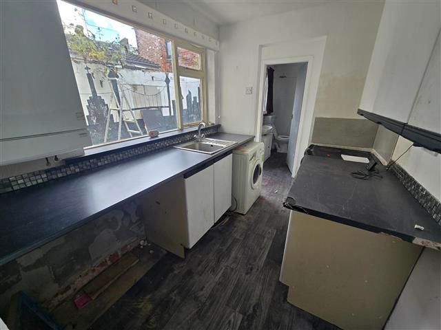Property photo 3 of 6 Kitchen