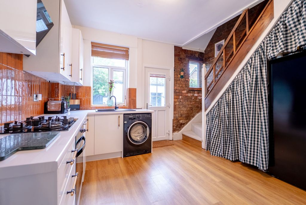 Property photo 3 of 8 Kitchen
