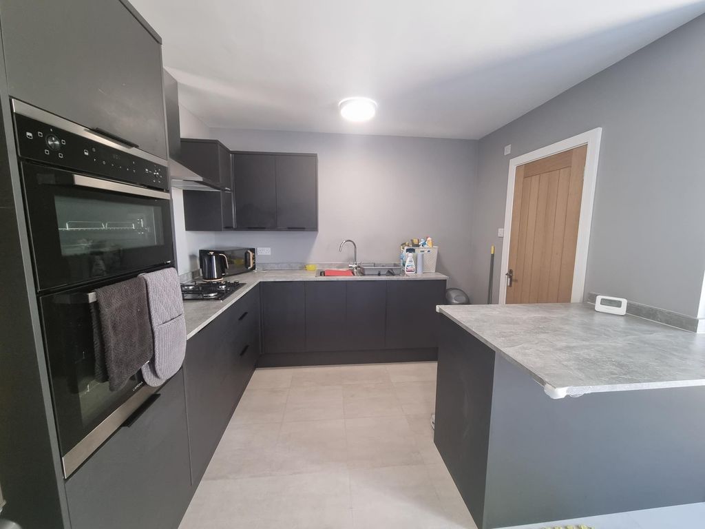 Property photo 3 of 7 Kitchen