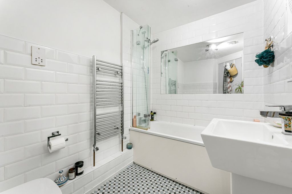 Property photo 3 of 19 Bathroom