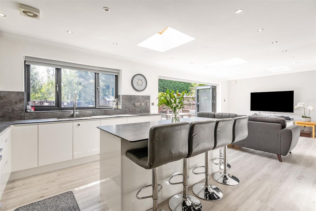 Property photo 3 of 16 7 Lansdale Avenue_7.Jpg