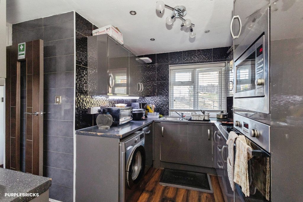 Property photo 3 of 32