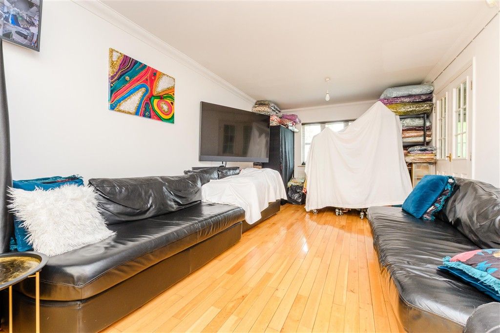 Property photo 1 of 10 Lounge