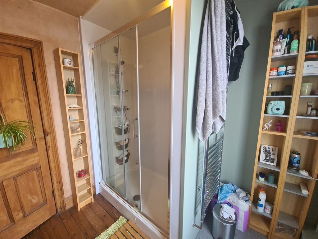 Property photo 3 of 9 Bright And Well-Maintained Bathroom Suite Featurin...