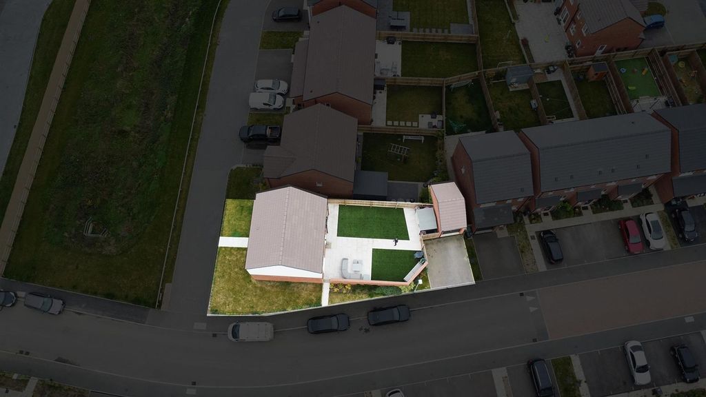 Property photo 2 of 27 House, Garden And Garage Plot